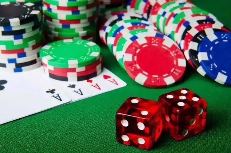 Berbagai permainan slot dan meja dealer langsung di judol303